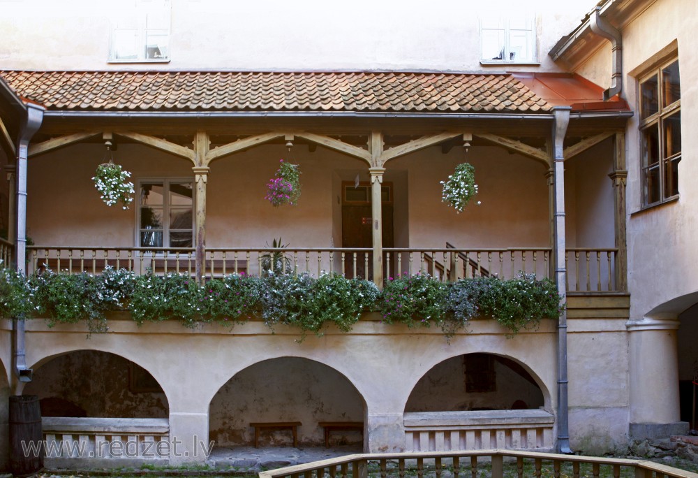 Ēdoles pils iekšpagalms