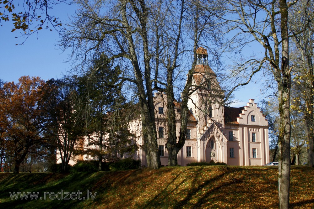 Ēdoles viduslaiku pils rudenī