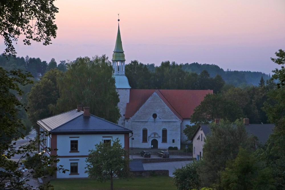 Raunas luterāņu baznīca vakarā