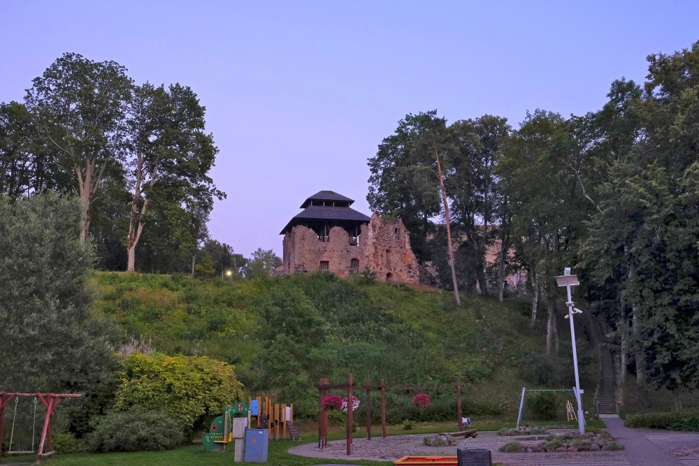 Raunas pilsdrupas vakarā