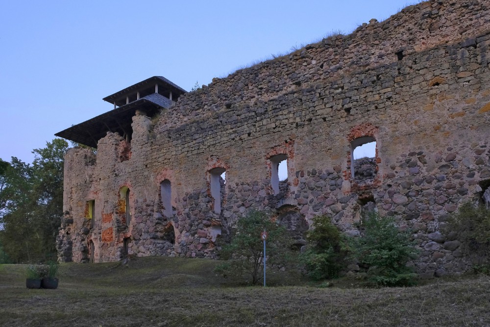 Raunas pilsdrupas pēc saulrieta