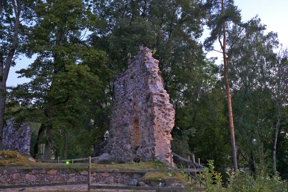 Raunas pilsdrupas pēc saulrieta