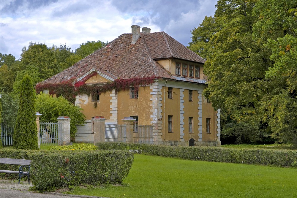 Kavalieru nams un klēts Kazdangā