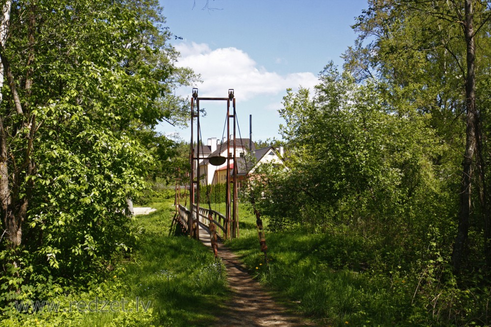 Gājēju tilts pār Iecavu (Garozas skola)