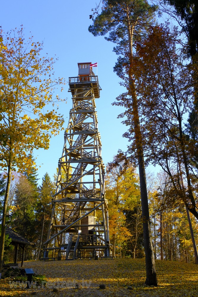 Skatu tornis Tempļakalna parkā Skatu tornis Tempļakalna parkā