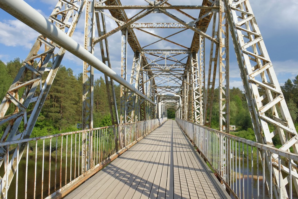 Dzelzs tilts pār Gauju Valmierā