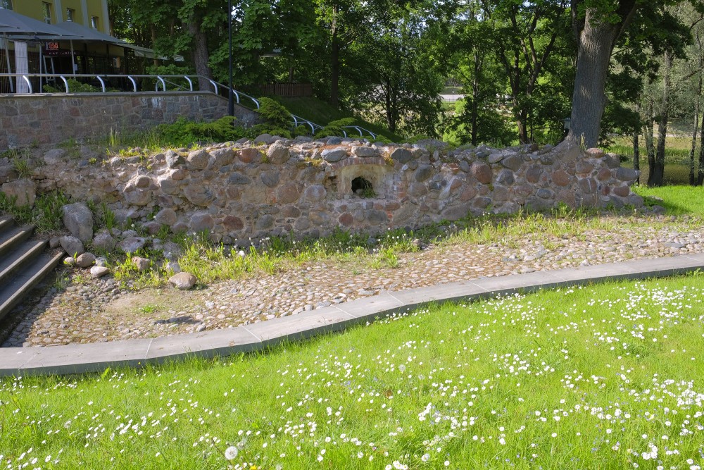 Aizsardzības siena ar šaujamlūku un senā bruģa fragments, Valmiera