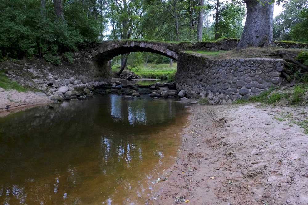 Zemes ceļa mūra tilts pār Kuju