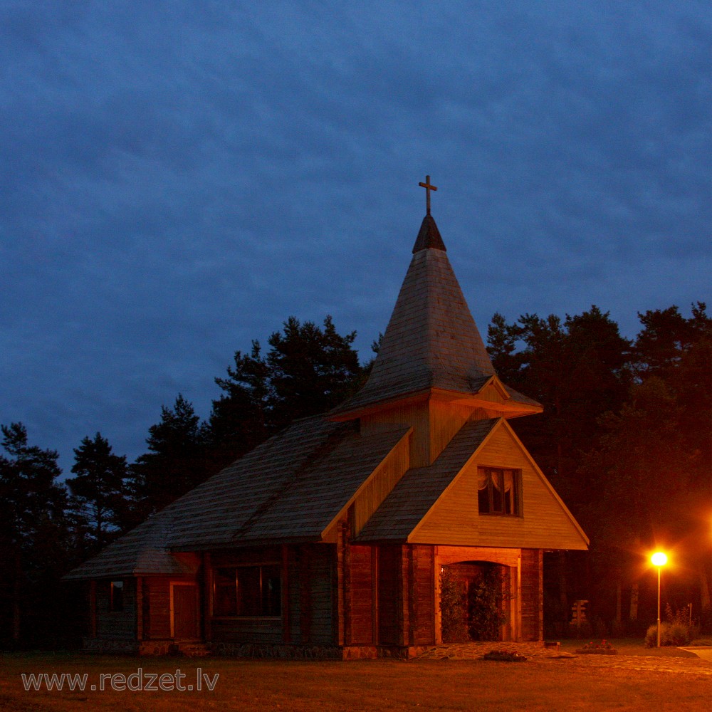 Latvijas Evaņģēliski Luteriskā Usmas baznīca naktī