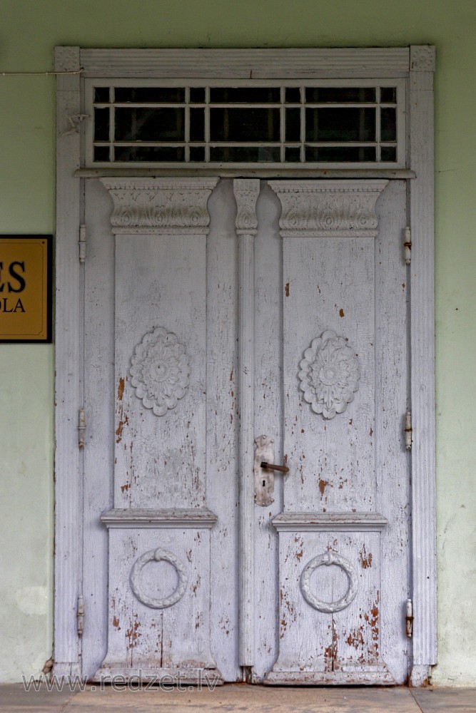 Popes muižas pils ieejas durvis