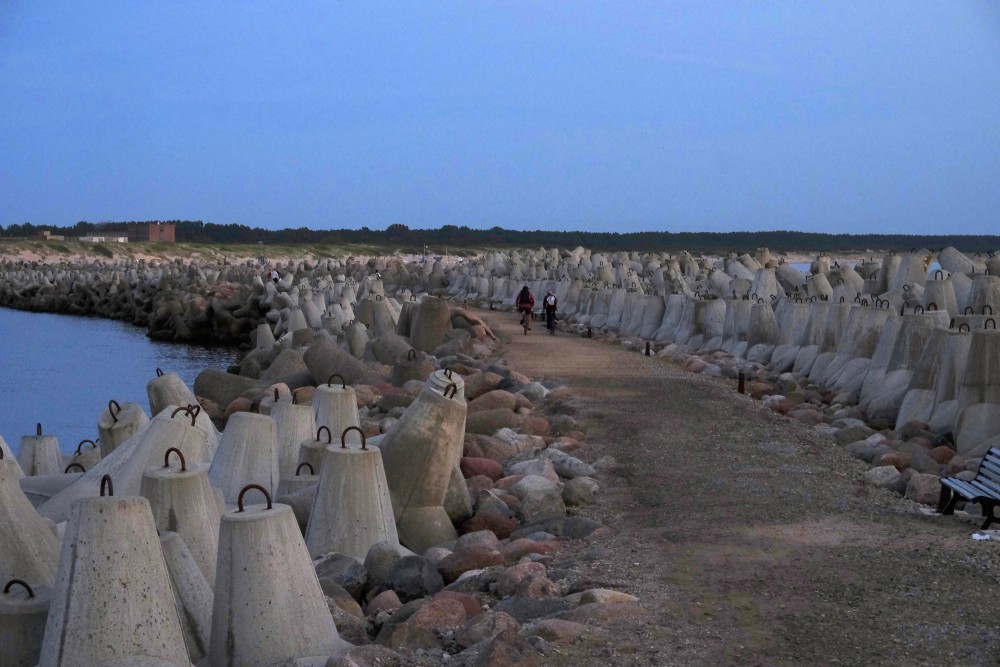 Ventspils Dienvidu mols krēslā ar velobraucējiem