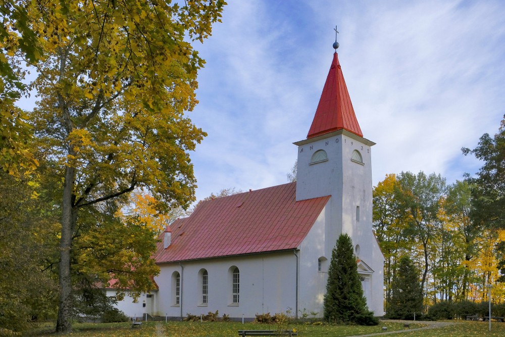 Lielvārdes luterāņu baznīca rudenīgā parkā