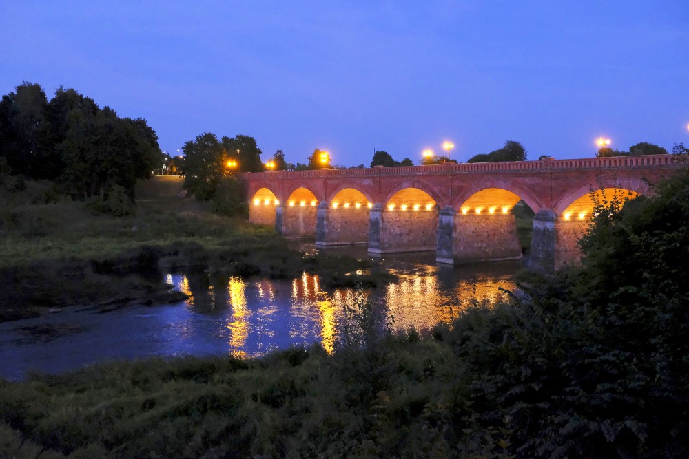 Kuldīgas senais ķieģeļu tilts naktī