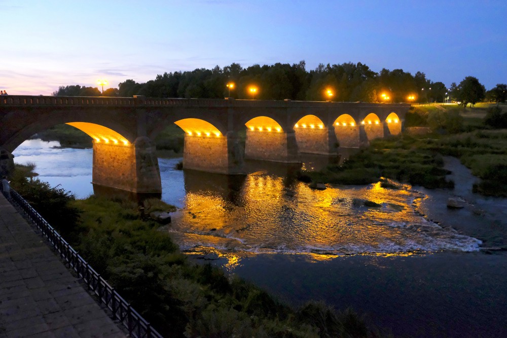 Kuldīgas ķieģeļu tilts naktī