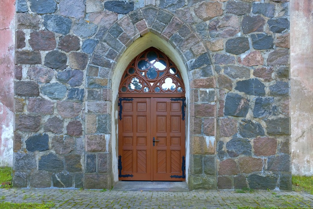 Zaubes luterāņu baznīcas ieejas portāls