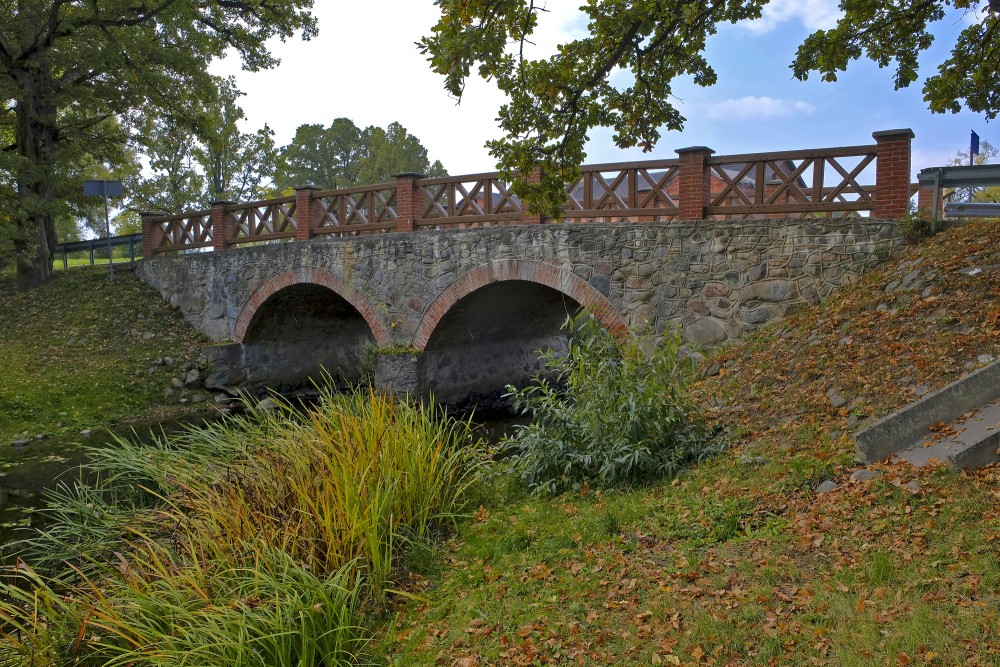 Laukakmeņu mūra tilts pār Auces upi Bēnē