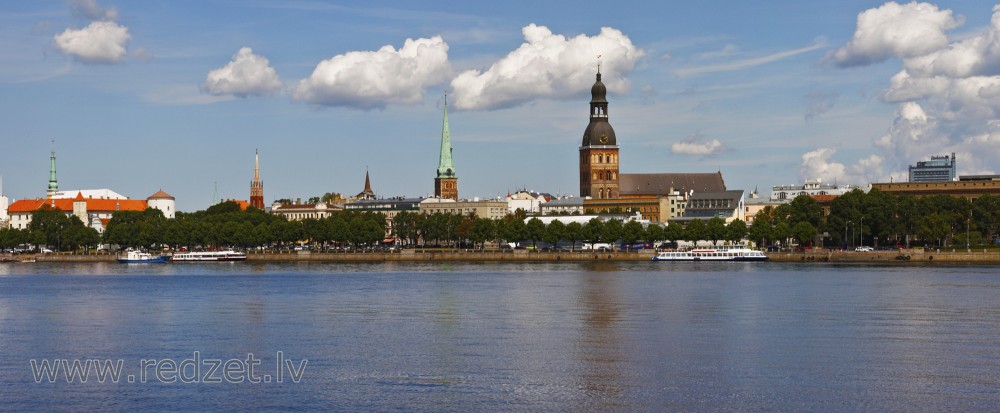 Vecrīgas panorāma skatoties no Daugavas kreisā krasta