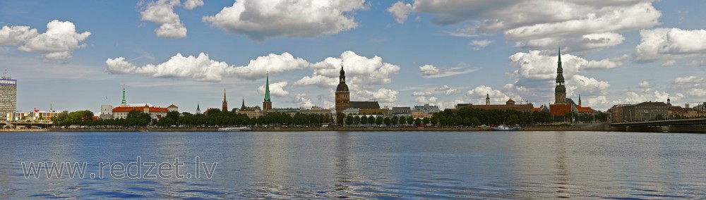 Vecrīgas panorāma skatoties no Daugavas kreisā krasta