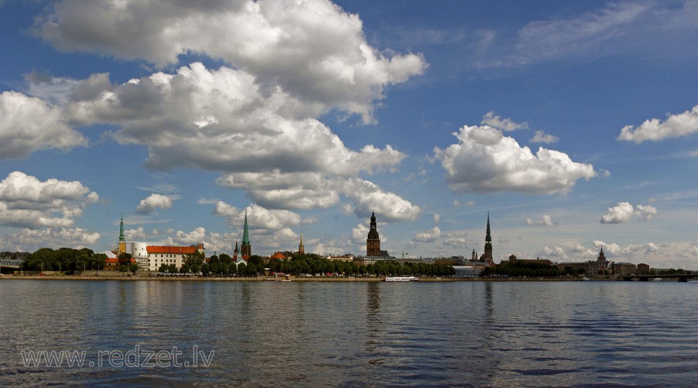 Vecrīgas panorāma skatoties no Daugavas kreisā krasta