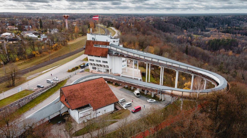 Siguldas bobsleja un kamaniņu trase rudenī