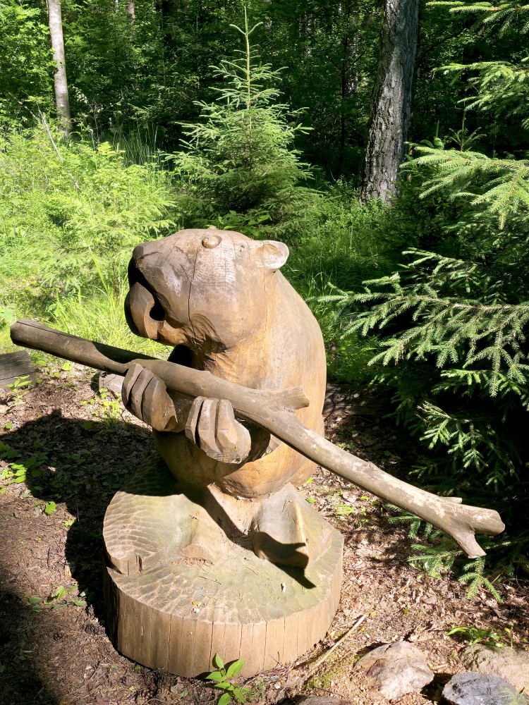Bebra skulptūra Cīravas mežaparkā