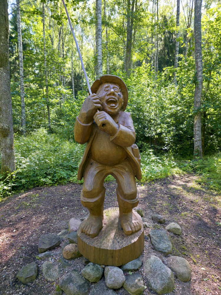 Makšķernieka skulptūra Cīravas mežaparkā
