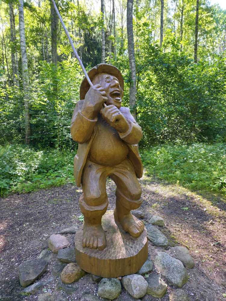 Makšķernieka skulptūra Cīravas mežaparkā