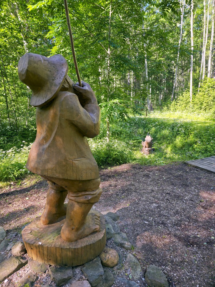 Makšķernieka skulptūra Cīravas mežaparkā