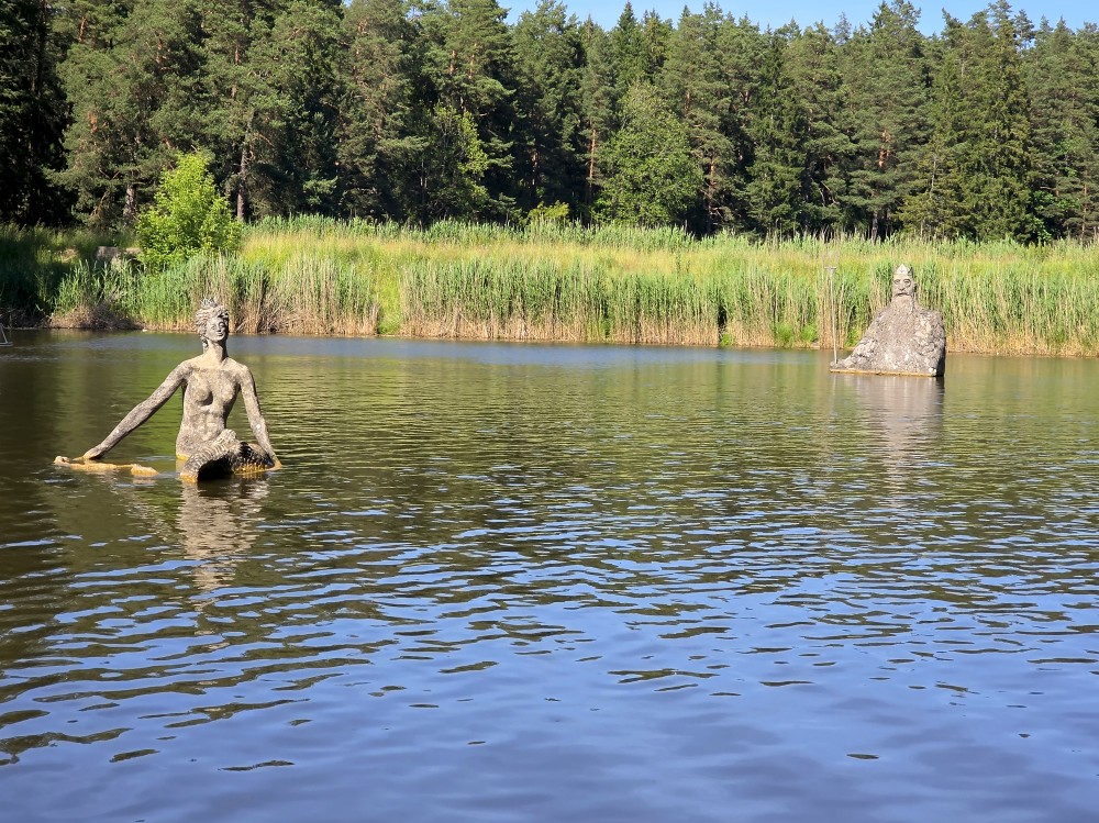 Neptūna un Nāriņas skulptūras Kandavas stadiona peldbaseinā