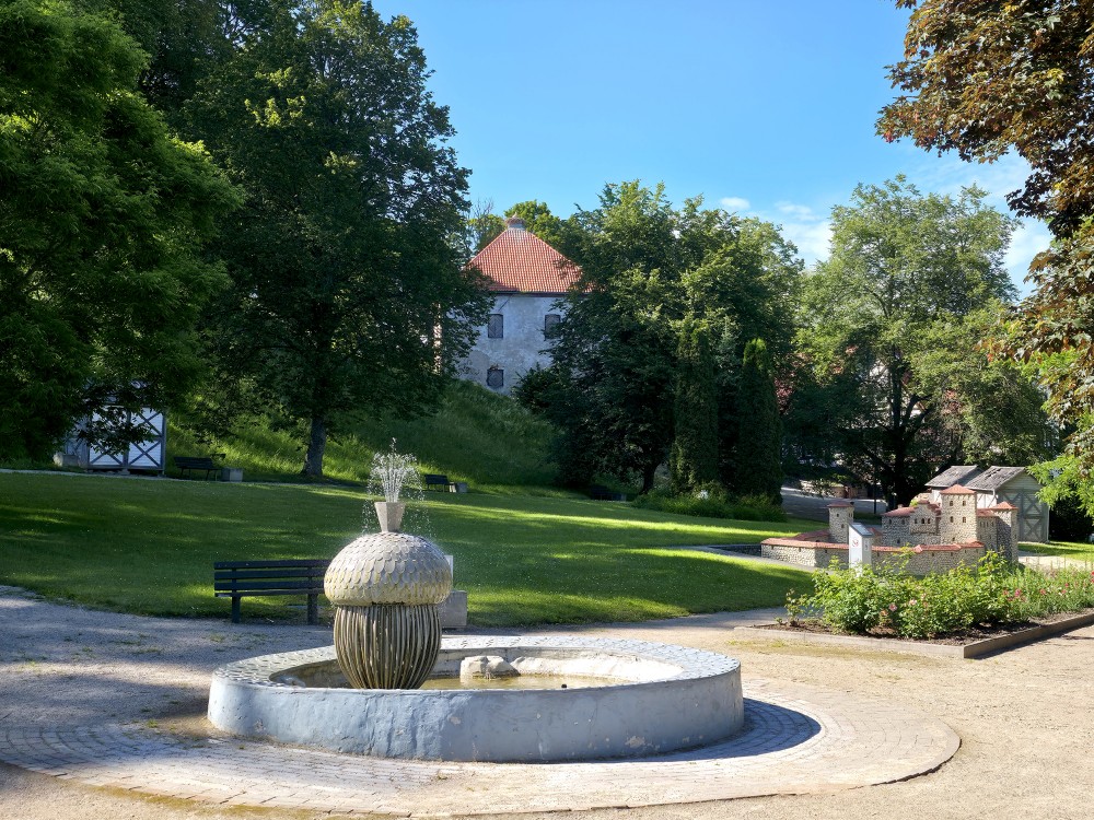 "Zīles" skulptūras strūklaka Kandavā