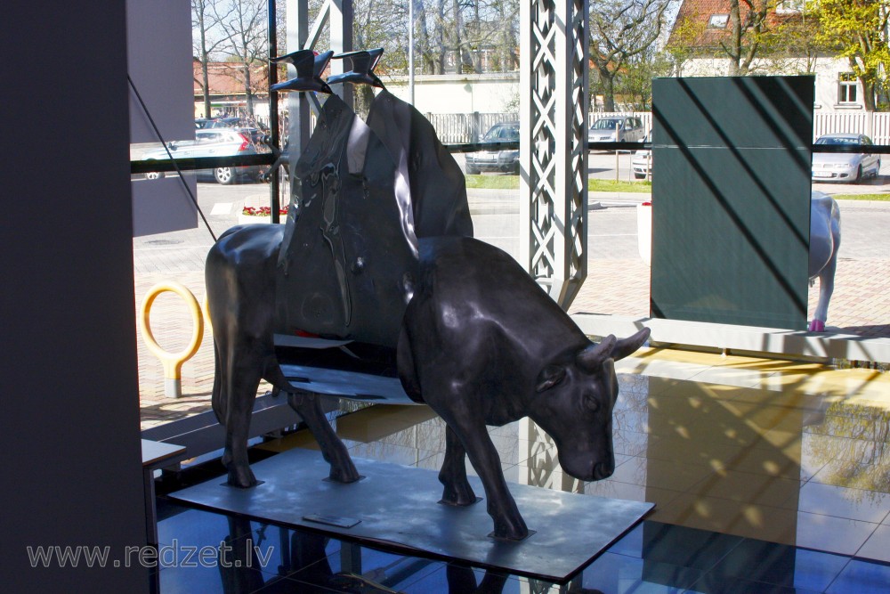 Storm Cow (sculptor Anna Heinrihsone)