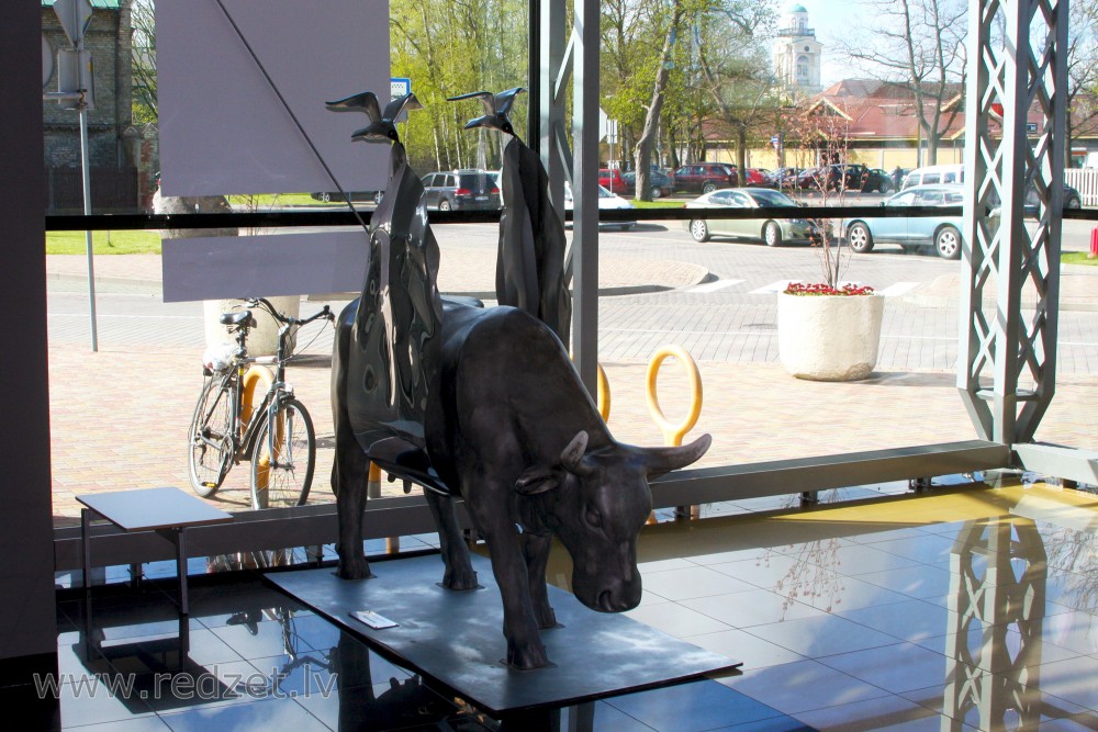 Storm Cow (sculptor Anna Heinrihsone)