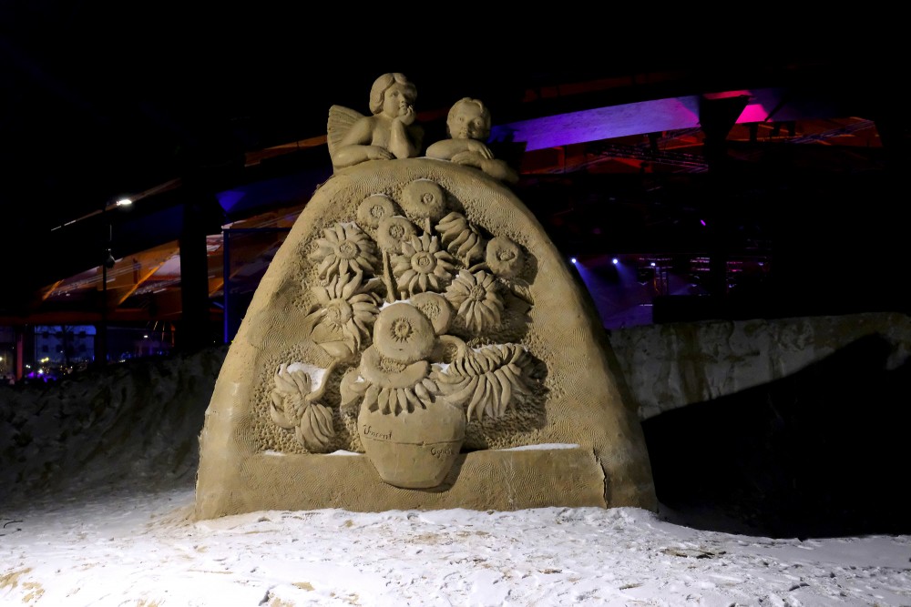 Smilšu skulptūru parks "Summer Signs 2022" februāra naktī