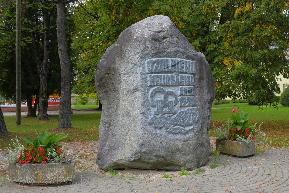 Piemiņas akmens Ozolnieku meliorācijai