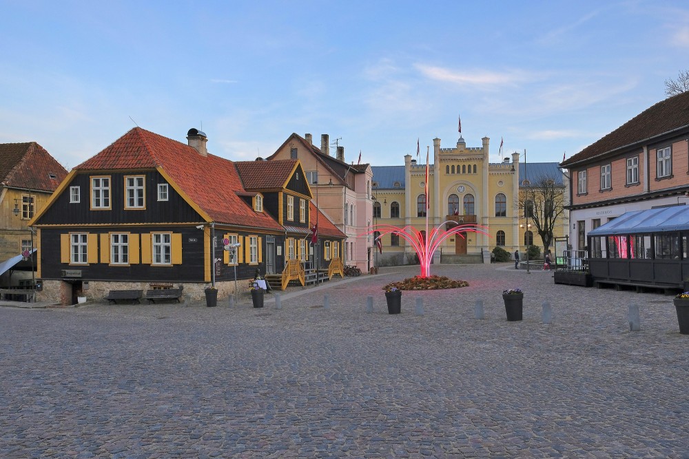 Kuldīgas vecais rātsnams ar rātslaukumu