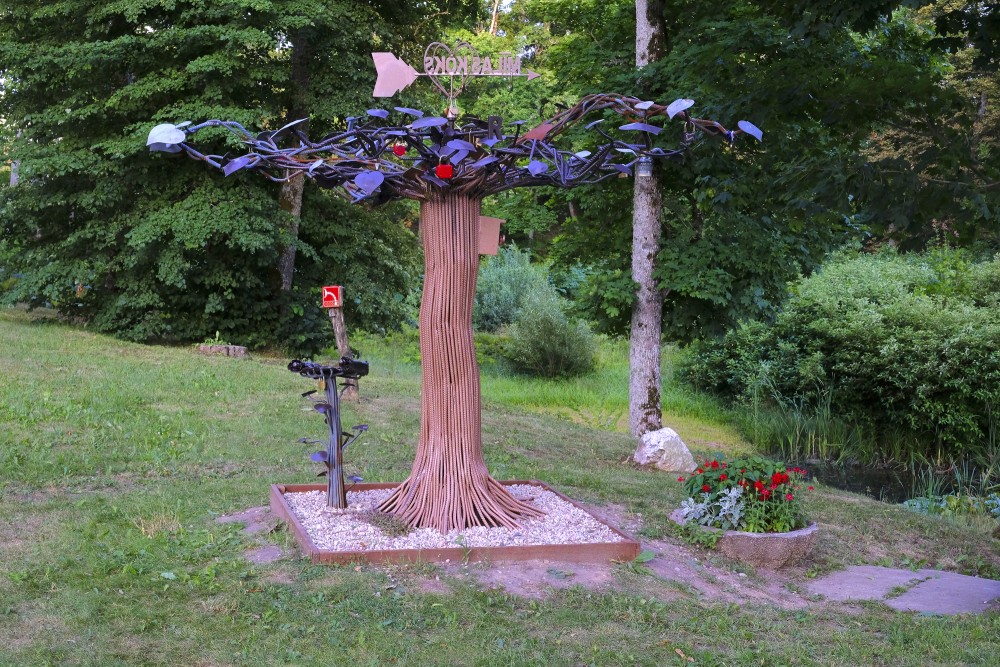 Skulptūra "Mīlas koks", Kazdanga