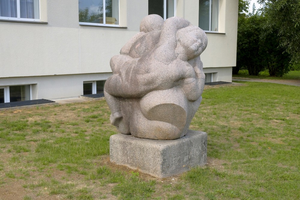 Skulptūra pie Gulbenes novada bibliotēkas