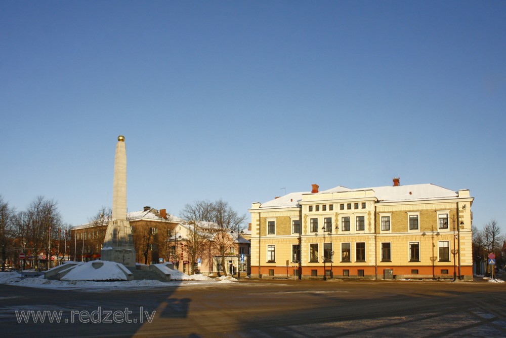 Uzvaras piemineklis, Cēsis