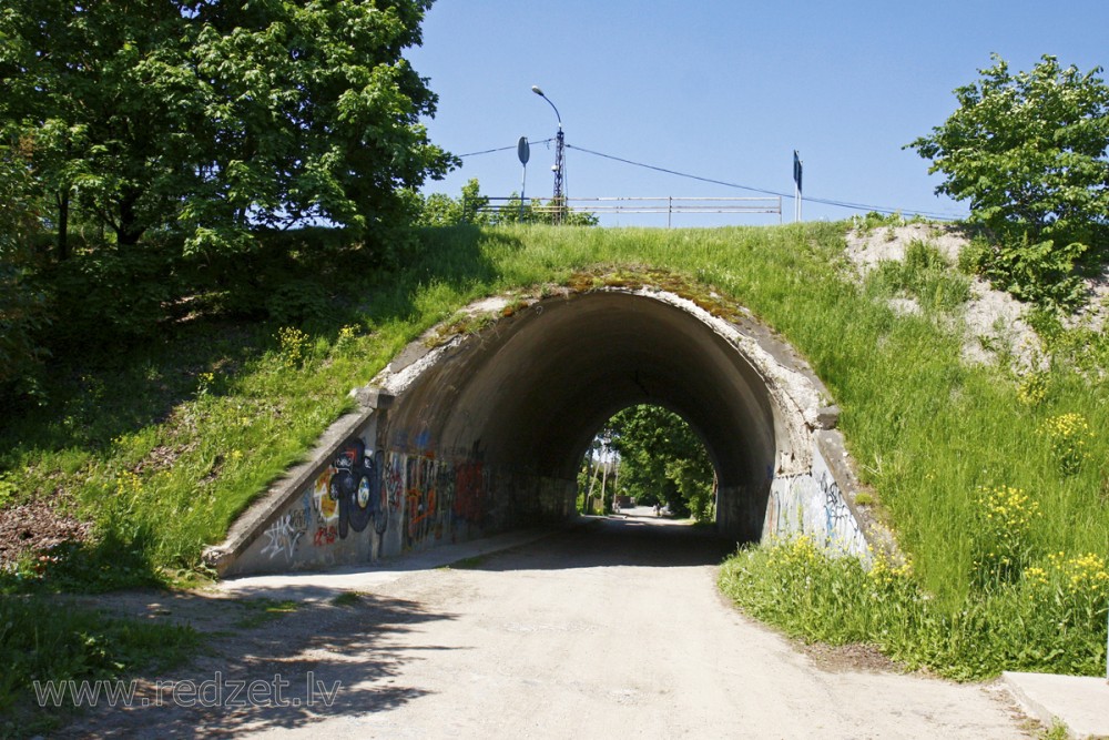 Tunelis pie tilta pār Daugavu