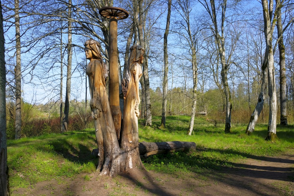 Koka skulptūras Cīravas mežaparkā