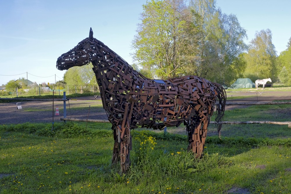 Metāla zirga skulptūra pie atpūtas vietas "Zirgzandales"