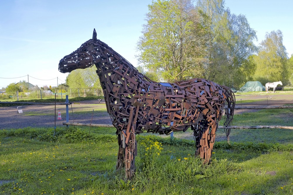 Metāla zirga skulptūra pie atpūtas vietas "Zirgzandales"