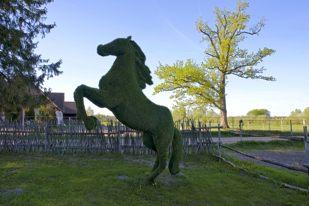 Zirga skulptūra pie atpūtas vietas "Zirgzandales"