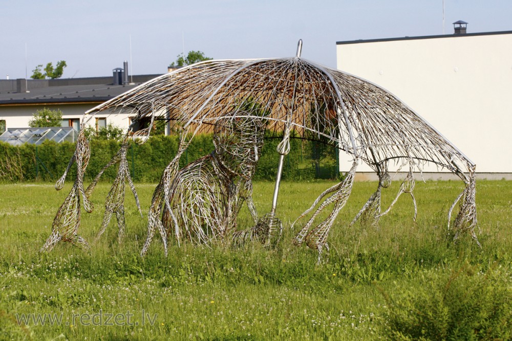 Skulptūra no metāla stieplēm Ikšķilē