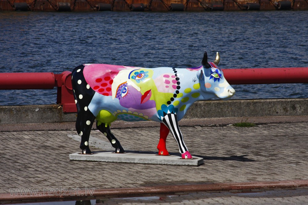 Sculpture – Feminine Cow (Ventspils)