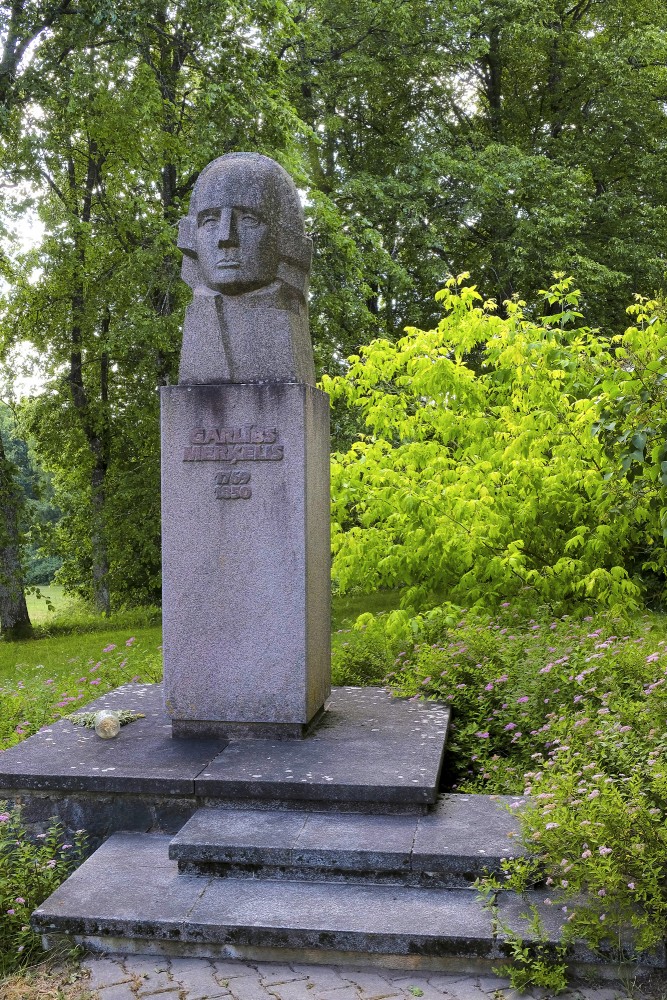 Garlībs Merķelis (piemineklis Lēdurgā)