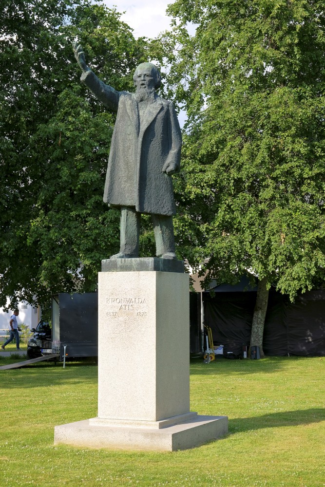 Piemineklis Atim Kronvaldam Siguldā