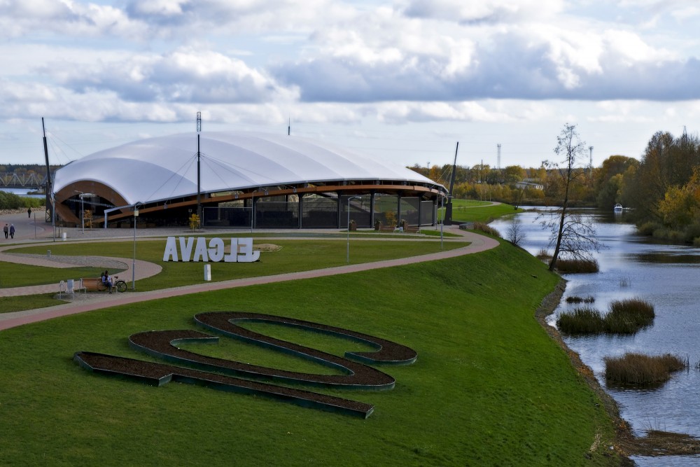 Latvijas simtgades zīme un brīvdabas koncertzāle "Mītava" Pasta salā