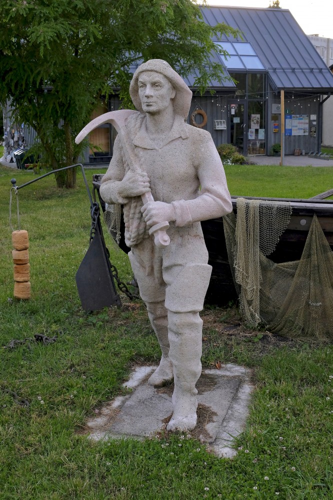 The fisherman sculpture „Oskars”, Mērsrags