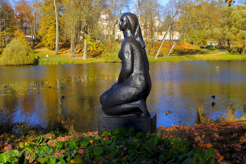 Skulptūra "Nāra" Alūksnes parkā
